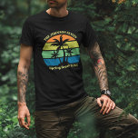 Coole Custom Tropical Beach Trip Palmen Schwarz T-Shirt<br><div class="desc">Diese coolen personalisierten Sonnenuntergänge am Strand sind mit 3 Palmen geschmückt,  die an einem orangen und blauen Himmel mit gelben und grünen Farbtönen an der Küste verziert sind. Pünktlich zur Sommerpause oder zu den Sommerferien oder zu den Kreuzfahrten an der Küste können Sie die T-Shirts für einen Familienausflug genießen.</div>