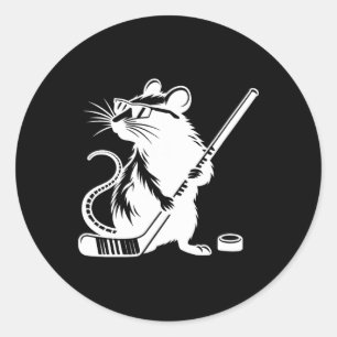 Coole Eishockeyratte mit Schläger und Puck Runder Aufkleber