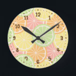 Coole Fruchtsommer Teens Zimmerdekoration Runde Wanduhr<br><div class="desc">Fügen Sie Ihrem Zimmer eine Zitrusfrüchte-Touch mit diesem fruchtigen Muster-Design hinzu! Es verwendet die kreisförmigen geometrischen Formen der Zitrusfrüchte in den Farben Zitrone,  Orange,  Limon und Grapefruit,  die ein erfrischendes und cooles Ambiente verleihen. Ideal für die Dekoration von Teenagerzimmern und Schlafzimmern!</div>