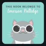 Coole graue Katze | Türkis Dieses Buch gehört Quadratischer Aufkleber<br><div class="desc">Türkisfarbener Buchzeichen-Aufkleber mit einer coolen grauen Katze,  die eine weiße Sonnenbrille trägt. Dieses Buch gehört dem Aufkleber. Fügen Sie den Namen Ihres Kindes in weißer Kalligrafie hinzu.</div>