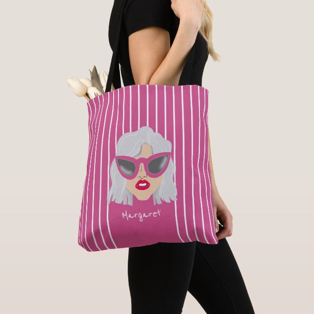 Coole grauhaarige Frau mit BrillenIndividuelle Nam Tasche (Von Nahem)