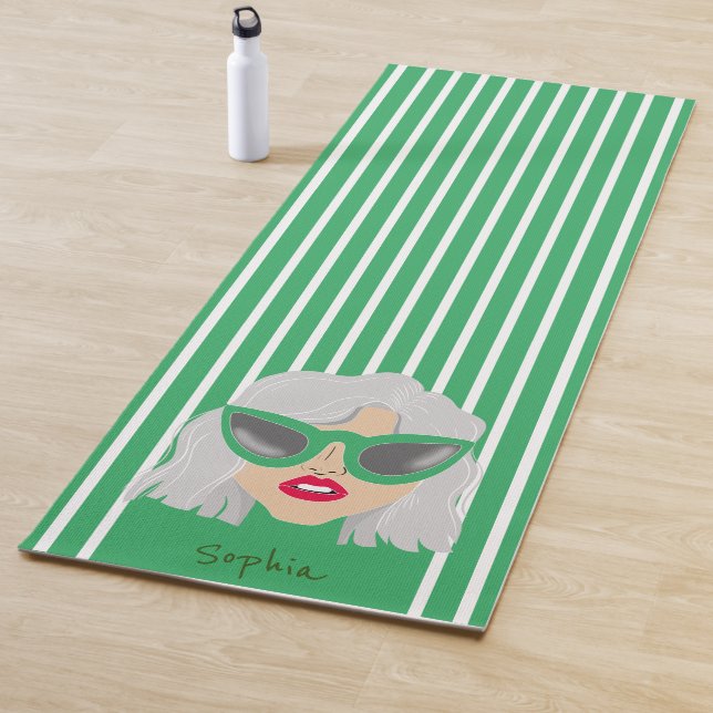Coole grauhaarige Frau mit BrillenIndividuelle Nam Yogamatte (Beispiel)