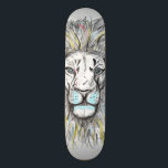 Coole, handgezeichnete Skizze und Aquarellfarben Skateboard<br><div class="desc">Dieses Design repräsentiert eine coole Wasserfarbe und einen gezeichnet Löwen,  graue Farbtöne und eine Touch lebendiger Farben,  eine lustige Illustration für Tierliebhaber,  ideal für jeden Tag Tragekomfort.</div>