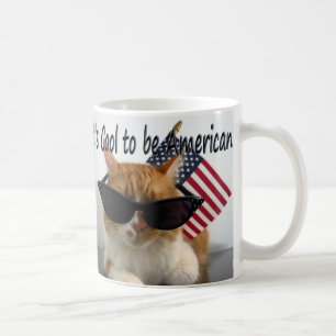 Coole Katze in den Sonnenbrillen mit der Kaffeetasse