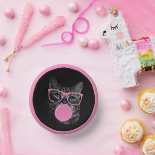 Coole Katze mit rosafarbener Brille und blühendem  Pappteller