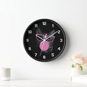 Coole Katze mit rosafarbener Brille und blühendem Uhr