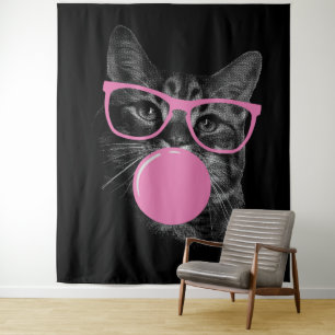 Coole Katze mit rosafarbener Brille und blühendem Wandteppich