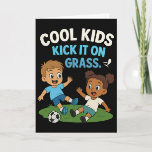 Coole Kids kicken auf gr Jugendfußball-Grafik  Karte