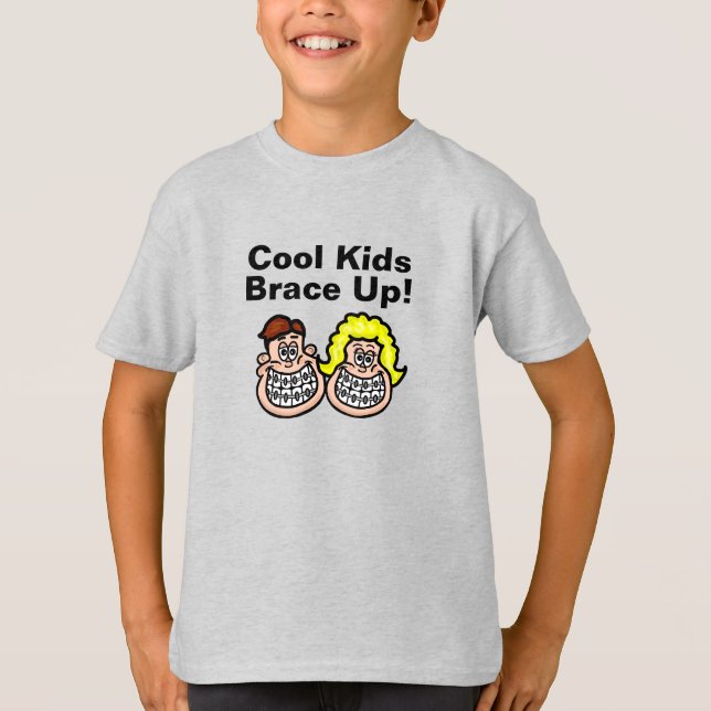 Coole Kinder halten den T - Shirt des Kindes fest (Vorderseite)