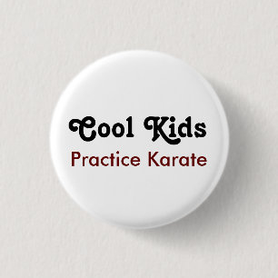 Coole Kinder üben Karate Button