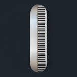 Coole Klaviertasten, silber Skateboard<br><div class="desc">Klaviertasten auf einem silbernen Hintergrund.</div>