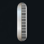 Coole Klaviertasten, silber Skateboard<br><div class="desc">Klaviertasten auf einem silbernen Hintergrund.</div>