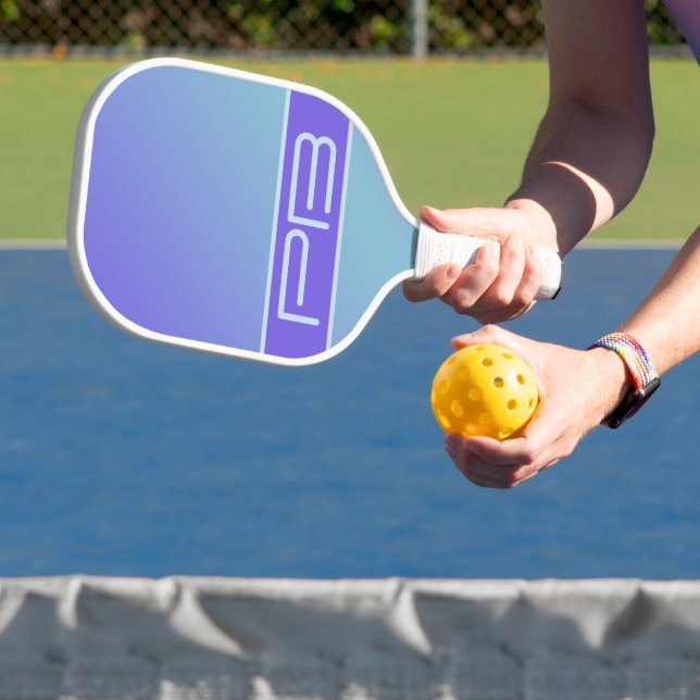Coole, moderne Doppelinitialen geben Lila Blau Pickleball Schläger (InSitu)