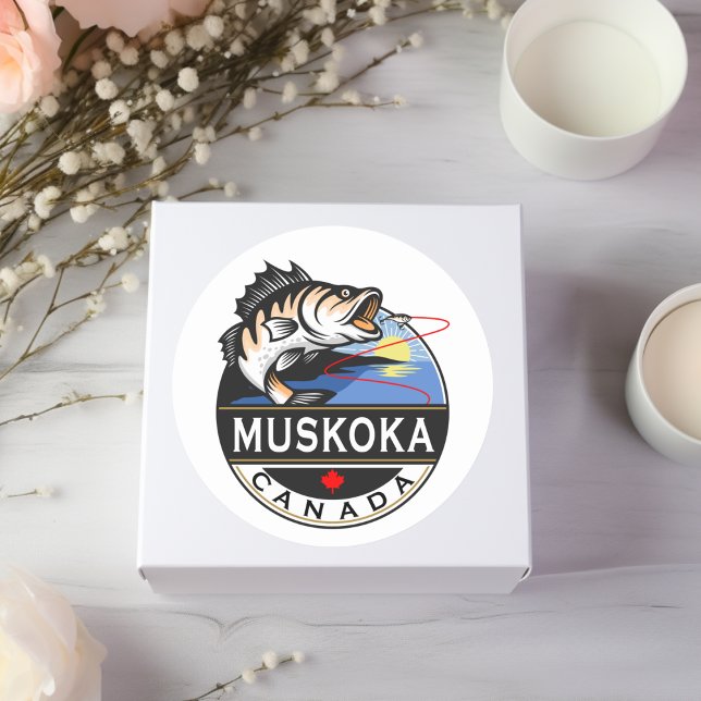 Coole Muskoka Kanada Fischerei Wappen im Freien Runder Aufkleber (Von Creator hochgeladen)