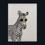 Coole niedliche Zebraskizze mit trendigen Gläsern Postkarte<br><div class="desc">Coole niedliche,  lustige Zebraskizze mit gelben und blauen Retrogläsern,  altgrauem Papierhintergrund. Personalisieren Sie es mit Ihrem Namen Lieblingswort oder Phrase,  indem Sie auf die Schaltfläche Anpassen klicken und Text hinzufügen,  wählen Sie den Schriftart und die Farbe. Bildausdruck</div>