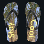 Coole Palm Trees Blue Sky Flip Flops bleibe<br><div class="desc">Palm Trees mit einem Hübschen Blue Sky Unisex Flip Flops. Mit der Formulierung in einer sonnigen gelben, Bleibe Cool. Ideal für Sommerspazierwappen für Männer oder Frauen, die den Sommer und den Sand zwischen ihren Zehen Lieben, oder für eine Hochzeit in Urlaubsort am Strand. Mit einem blauen Strap dargestellt. Wählen Sie...</div>