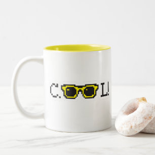 Coole Pixel-Sonnenbrillen-Typografie – Retro Y2K Zweifarbige Tasse