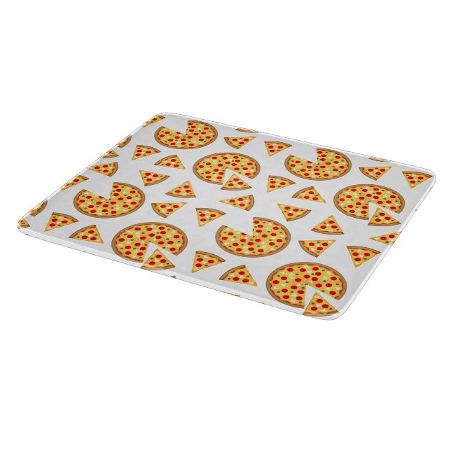 Coole Pizzas und Schnitte auf Weiß Schneidebrett (Ecke)