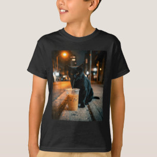 Coole schwarze Katze trinkt eisgekühlten Kaffee lu T-Shirt