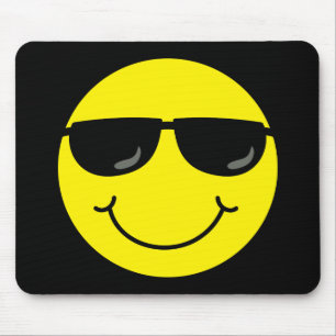 Coole Sonnenbrille im Emoji-Gesicht auf Schwarz Mousepad