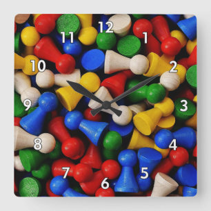 Coole und farbenfrohe Holzspielerpartie Quadratische Wanduhr