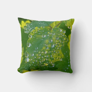 Coole Wassertropfen auf grünem Grund Kissen