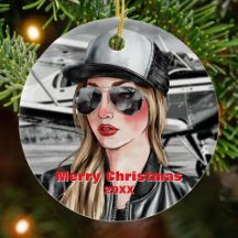 Coole weibliche Pilotin und Cessna-Flugzeug in Aqu