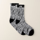 Coole Zebra Strip Print Schwarz-weiß Mens Monogram Socken<br><div class="desc">Diese coolen und modernen Männersocken sind die ideale Geschenkidee für den Valentinstag,  den Vatertag,  Weihnachten oder ein Geburtstagsgeschenk.  Dieses niedliche Design weist ein Zebrastreifen-Muster in Schwarz/Weiß auf. Personalisieren Sie diese mit zwei Monogramm Buchstaben Ihrer Wahl.</div>