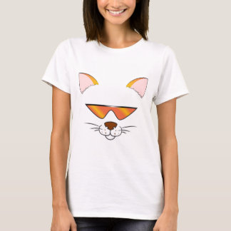 Coole zufrieden gestellte Katze in den T-Shirt