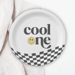 Coolen Jungen erleben den ersten Geburtstag eines  Pappteller<br><div class="desc">Ein cooler Typ macht einen! Feiern Sie Ihren kleinen Jungen einen großen Tag im Stil mit unseren Retro-Schachbrettgesichts-Einwegmöglichkeiten-Tellern,  mit schweren Schachbrettern und einem krassen glücklichen Gesicht.</div>