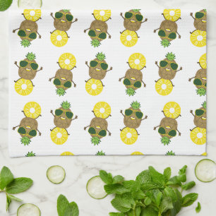 Cooler Ananas-Typ rollt auf einem Ananasring Geschirrtuch