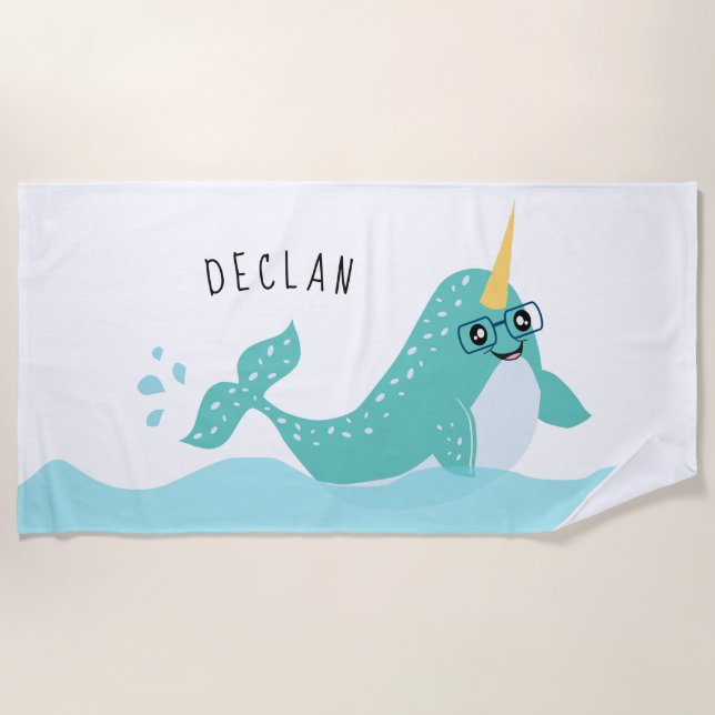 Cooler arktischer Narwhal mit Brillenwal Cartoon Strandtuch (Vorderseite)