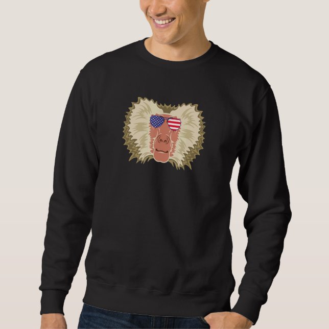 Cooler Baboon, der eine Sonnenbrille mit US-amerik Sweatshirt (Vorderseite)