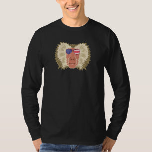 Cooler Baboon, der eine Sonnenbrille mit US-amerik T-Shirt