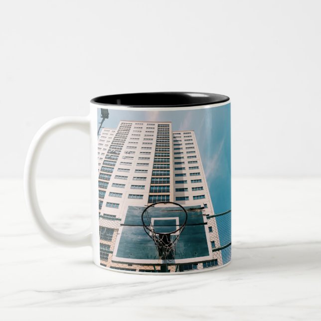 Cooler Basketballkorb Zweifarbige Tasse (Links)