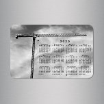 Cooler Baukransektor Foto 2025 Kalender Magnet<br><div class="desc">Behalt alle Daten des Jahres praktisch mit einem schwarzen Kalender 2025 über einen bewölkten Himmel auf einem Schwarzweißfoto eines Baukrans. Macht ein cooles kleine Geschenk! Der Kran sieht wie ein gehobenes T aus, dessen schmaler schwarzer Arm sich nach rechts ausstreckt. Turbulente Weisheitswolken füllen den Hintergrund. Der Kalender befindet sich unten...</div>