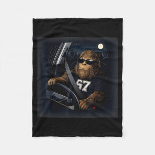 Cooler Bigfoot fährt 67 Sungles Lustige Geschenke  Fleecedecke