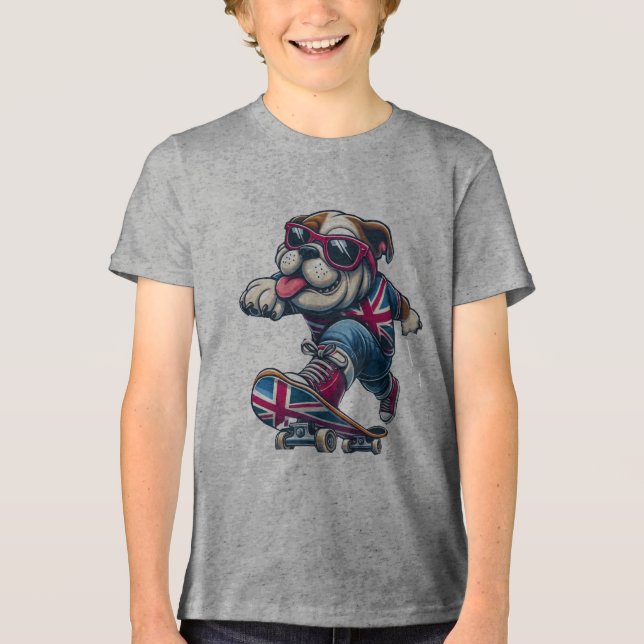 Cooler britischer Bulldog auf Skateboard Tri-Blend Shirt (Vorderseite)