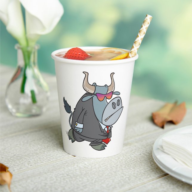 Cooler Business Bull im Anzug mit Sonnenbrille Pappbecher (Von Creator hochgeladen)
