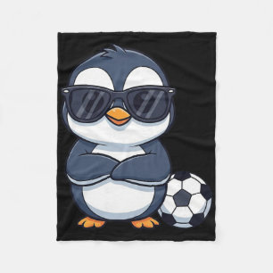 Cooler Cartoon Pinguin Fußballspieler Fleecedecke