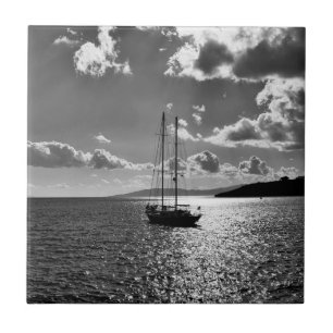 Cooler dramatischer Himmel über Yacht auf See Fliese