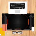 Cooler geometrischer Hintergrund für Schwarz und O Schreibtischunterlage<br><div class="desc">Schwarz-Orange-Metallic-Textur,  cooler,  moderner geometrischer Spielhintergrund mit grünen Akzenten. Benutzerdefiniertes optionales orangefarbenes Monogramm.</div>