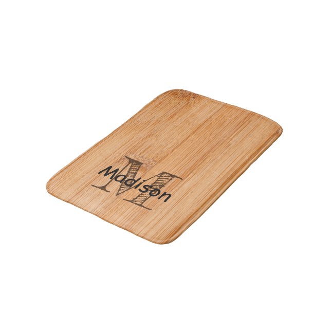 Cooler hellbrauner Bambusholzprint Monogram Badematte (Schrägansicht)