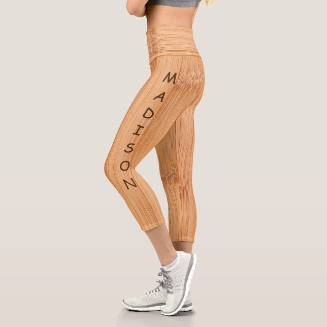 Cooler hellbrauner Bambusholzprint Monogram-Name Capri Leggings (Links)