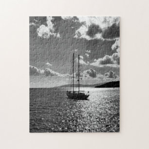 Cooler Himmel über der Yacht auf See