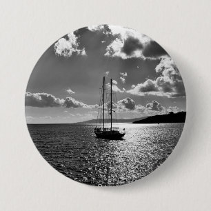 Cooler Himmel über der Yacht auf See Button