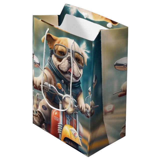Cooler Hund, der eine Motorradgeschenktasche fährt Mittlere Geschenktüte (Vorderseite Schrägansicht)