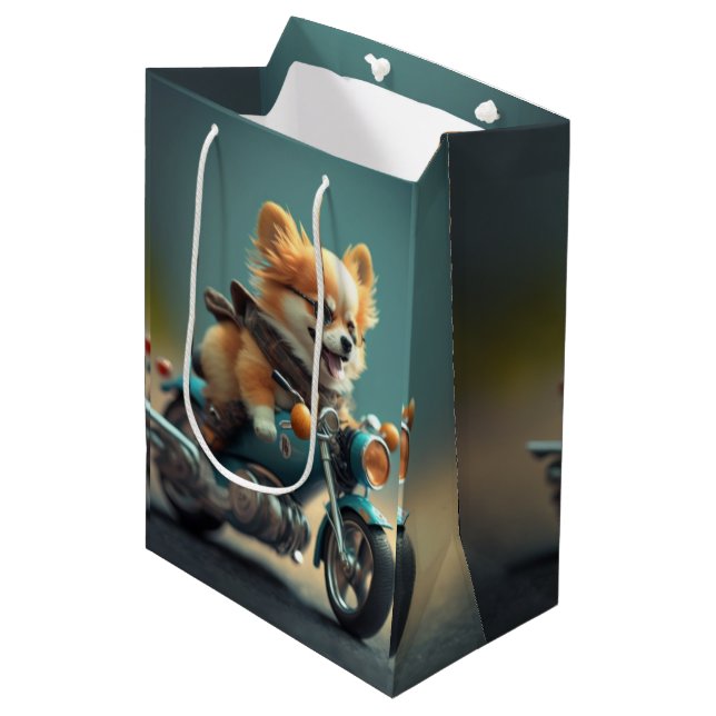 Cooler Hund, der eine Motorradgeschenktasche fährt Mittlere Geschenktüte (Vorderseite Schrägansicht)