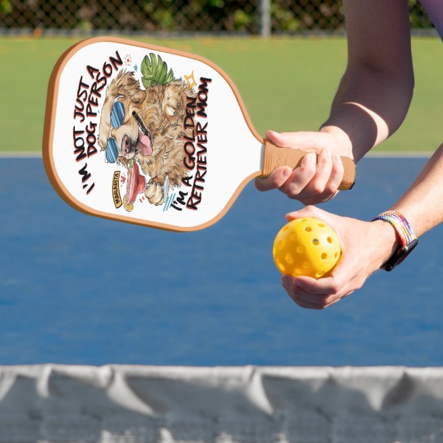 Cooler Hund mit Sonnenbrille und Schlummergetränk Pickleball Schläger (InSitu)