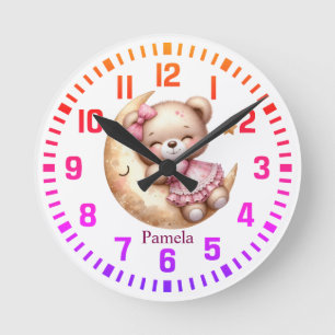 Cooler Individuelle Name Rosa Bär auf dem Mond Runde Wanduhr